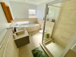 Vannituba majutusasutuses Waterfront Cottage E8 with Jacuzzi