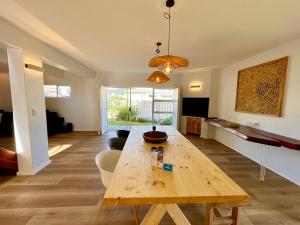 Televiisor ja/või meelelahutuskeskus majutusasutuses Waterfront Cottage E8 with Jacuzzi