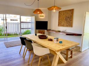 Televiisor ja/või meelelahutuskeskus majutusasutuses Waterfront Cottage E8 with Jacuzzi +15 fotot