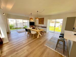 Köök või kööginurk majutusasutuses Waterfront Cottage E8 with Jacuzzi