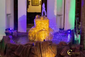 einem Brunnen mit blauen Lichtern vor einem Gebäude in der Unterkunft Cinnamon Crest Resort & Ayurveda Spa in Kandy