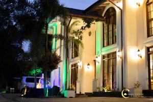 ein nachts beleuchtetes Gebäude mit Weihnachtsbeleuchtung in der Unterkunft Cinnamon Crest Resort & Ayurveda Spa in Kandy
