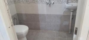 Ένα μπάνιο στο Elegant beach view flat