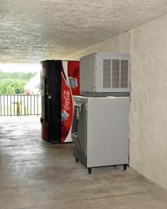 einen Kühlschrank und eine Koksmaschine in einem Zimmer in der Unterkunft Bonifay Inn in Bonifay