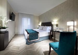 Łóżko lub łóżka w pokoju w obiekcie Eurostars Casa de la Lírica