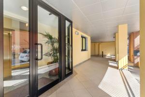 Posezení v ubytování Bright apartment with terrace near the subway