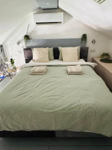 ein großes Bett mit zwei Handtüchern darüber in der Unterkunft Eilat Royal Park 97 in Eilat + 10 Fotos