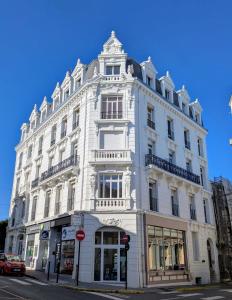 een groot wit gebouw op de hoek van een straat bij escapade à Wimereux in Wimereux +8 foto's