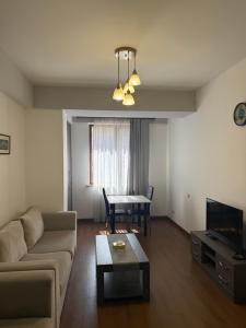 エレバンにあるRepublic square 1 bedroom LUXURYのソファとテーブルのあるリビングルーム