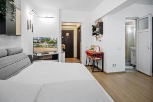 Postel nebo postele na pokoji v ubytování Traditional Romanian Apartment