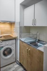 Kuchyň nebo kuchyňský kout v ubytování Traditional Romanian Apartment