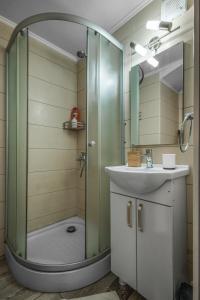 Koupelna v ubytování Traditional Romanian Apartment + 28 fotografií