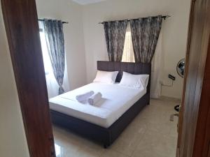 Ένα ή περισσότερα κρεβάτια σε δωμάτιο στο Modern Stand alone estate house