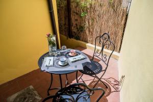 una mesa y sillas con un plato de comida. en Detached house in a quiet area, close to the Settignano center, en Settignano