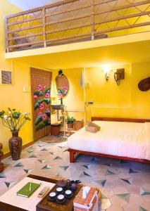 Un pat sau paturi într-o cameră la NEAR Ben Thanh Market - 2Beds Vintage Duplex