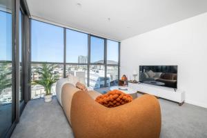 een woonkamer met een bank met sinaasappels erop bij Chic 2 Bedroom Escape with Premium Amenities in Phillip