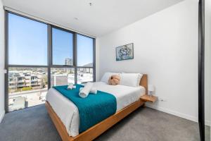 een slaapkamer met een groot bed en grote ramen bij Chic 2 Bedroom Escape with Premium Amenities in Phillip +29 foto's