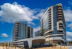 twee hoge gebouwen voor een blauwe lucht bij Chic 2 Bedroom Escape with Premium Amenities in Phillip