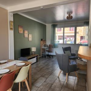 Khu vực ghế ngồi tại Gîte 3 étoiles à Lessay, Jardin clos, 3 chambres, proche plages, chiens acceptés