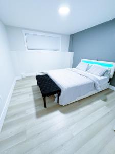 Postel nebo postele na pokoji v ubytování Luxury 3-Bedroom Full House Near Magnetic Hill