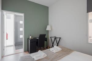 a bedroom with a bed with two white towels on it at Lodge in Loosdrecht-Amsterdam in Loosdrecht
