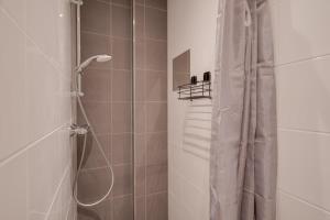 a shower with a shower curtain in a bathroom at Lodge in Loosdrecht-Amsterdam in Loosdrecht +27 photos