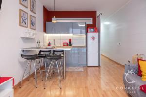 Una cocina o cocineta en Coraline House Las Canteras 13 fotos más