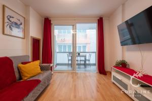 Una televisión o centro de entretenimiento en Coraline House Las Canteras