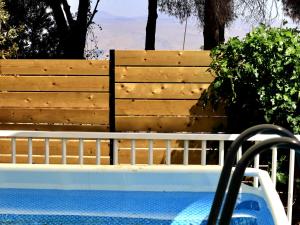 una valla de madera junto a una piscina en וילת בית חוה, en Ramot Naftali