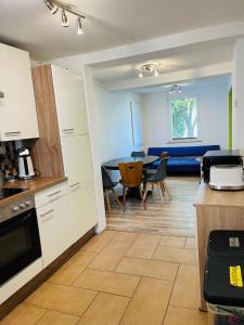 a kitchen and living room with a table and chairs at BB Crew House in Stipshausen