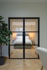 Postel nebo postele na pokoji v ubytování Luxury Flat in Shaftesbury by JOT STAYS