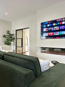 TV a/nebo společenská místnost v ubytování Luxury Flat in Shaftesbury by JOT STAYS