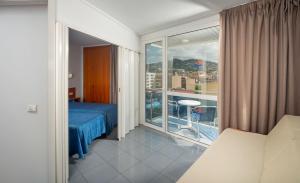 Un dormitorio con una cama y una ventana grande. en Apartaments Blau by Marsol, en Lloret de Mar 40 fotos más