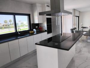 a kitchen with a black counter top in a room at Villa Paraiso in Alcantarilha