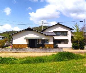 biały dom z czarnym dachem w obiekcie 岡本Baseｰ1棟貸切ｰ最大9名ｰ4寝室-庭と星空ｰ和室ありｰ駐車場 w mieście Sanuki +71 zdjęć