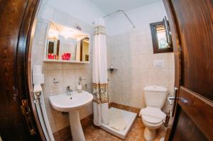 Koupelna v ubytování Manolies + 25 fotografií