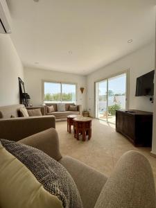 Μια τηλεόραση ή/και κέντρο ψυχαγωγίας στο Villa Paco 2 suites & piscine privée proche du lagon +34 φωτογραφίες