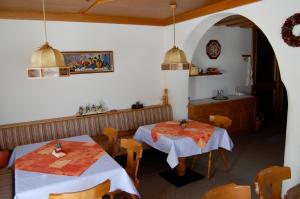 comedor con 2 mesas y cocina en Haus Oberland, en Sankt Anton am Arlberg