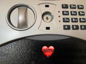 a close up of a machine with a heart on it at CHAMBRE SUITE - Entrée INDÉPENDANTE - Wifi Tv Sport - Chez L habitant in Thiel-sur-Acolin