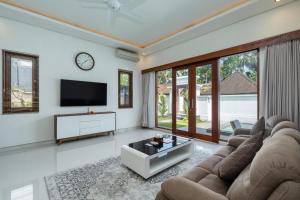 TV a/nebo společenská místnost v ubytování The Lingga Villas Ubud