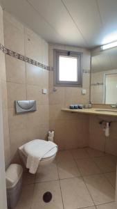 Un baño con inodoro, lavabo y espejo. en Amdar By Sun and View, en Eilat 18 fotos más