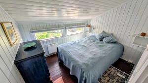ein kleines Schlafzimmer in einem winzigen Haus mit einem Bett in der Unterkunft Soltoppen - cozy 3 bedroom cabin close to Norefjell 