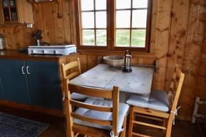 Kuchyň nebo kuchyňský kout v ubytování Hyggelig fiskebu ved Langrumpa fiskevann