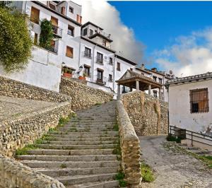 a set of stone stairs in front of a building at Fabuloso apartamento Catedral Centro Ciudad in Granada