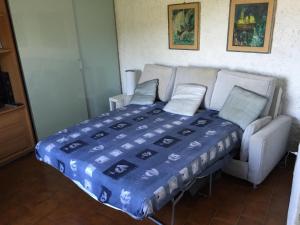 1 cama con edredón azul en una habitación en My Holiday La Serra, en Lerici