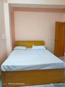 Un pat sau paturi într-o cameră la Motel homestay +1 fotografie