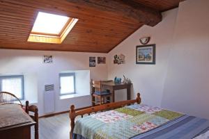 een slaapkamer met een bed en een houten plafond bij La ferme des souvenirs in Vaulry +25 foto's