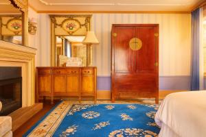 a bedroom with a bed and a door and a mirror at Iconic Hollywood Homestay Near Walk Of Fame in Los Angeles