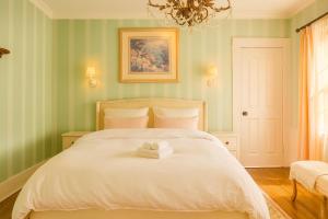 a bedroom with a bed with two towels on it at Iconic Hollywood Homestay Near Walk Of Fame in Los Angeles