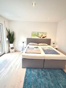 a bedroom with a large bed in a room at Modern DesignApartment plus Garden 
